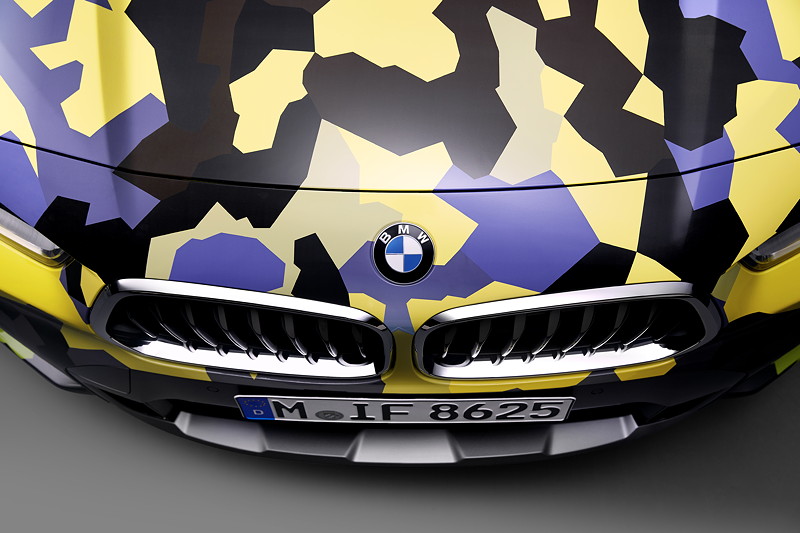 Foto: Der neue BMW X2 mit exklusiver Zubehör-Folierung 'Digital Camo'  (vergrößert)