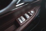 BMW 745Le xDrive, Tasten in der Fahrertür für Fensterheber, hintere Rollos und Spiegelverstellung.