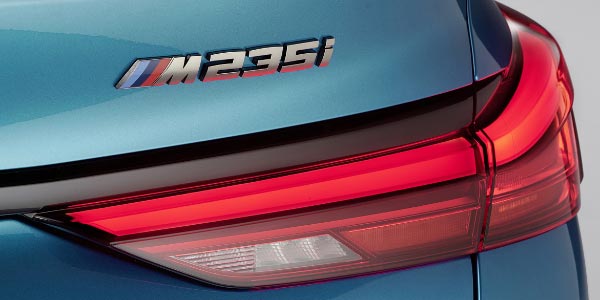 BMW M235i xDrive, Snapper Rocks Blue Metallic, Typ-Bezeichnung auf der Heck-Klappe
