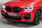 Der neue BMW X4 M Competition. Dr Rahmen der BMW Niere, die Außenspiegelkappen, die M Kiemen und der Heckspoiler sind in hochglänzendem Schwarz gehalten.