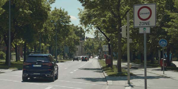 BMW eDrive Zones Testfahrzeug bei Einfahrt in eine Umweltzone