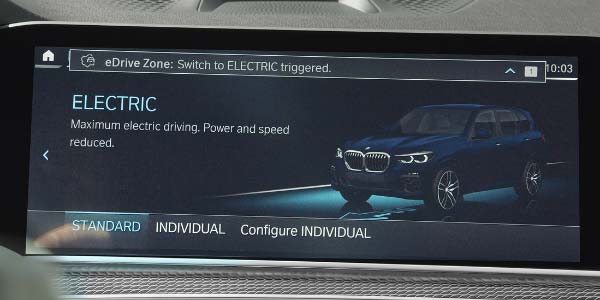BMW eDrive Zones Testfahrzeug schaltet automatisch in elektrischen Fahrmodus 
