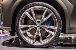 BMW X6 M50i xDrive, 21 Zoll M Leichtmetallrd Y-Speiche 741 M Bicolor, Orbitgrau, glanzgedreht 