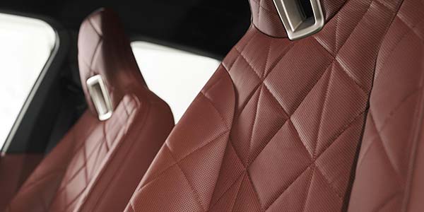 Nachhaltig bis ins Detail: Anstelle von herkömmlichen Gerbstoffen wird für die Behandlung des Leders ein Extrakt aus Olivenbaumblättern verwendet