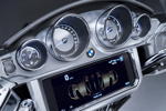 BMW R 18 Transcontinental. Cockpit mit vier analogen Rundinstrumenten und 10,25 Zoll großem TFT-Farb-Display.