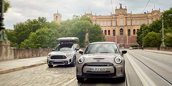 Der MINI Cooper SE und der MINI Cooper SE Countryman ALL4 - in der IAA und BMW Stadt Mnchen, vor dem Maximilianeum