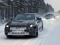 Ob am Polarkreis oder im Alpenvorland: Der neue BMW i5 überzeugt beim Wintertest auf Eis und Schnee.