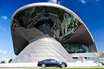 Teaser-Foto für das Jahrestreffen: BMW 730Ld (F02) vor dem Doppelkegel der BMW Welt