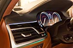 BMW 750i Individual, Cockpit, ambientes Licht überhalb und unterhalb der Lüftungsöffnung