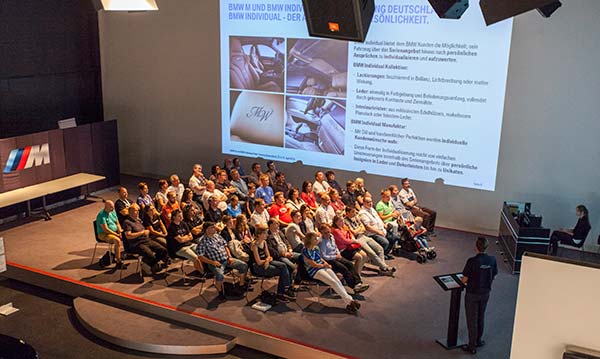 Fabian Bolender (vorne re.) stellte die BMW M GmbH vor, hier Gruppe 2