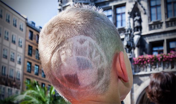 Dominik, Sohn von Michal ('bmwe23') kam mit ins Haar eingefrbtem bzw. einrasierten BMW Logo zur Stadtbesichtigung