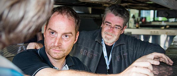Jahrestreffen 2016: Grillen und Diagnose bei Ray in Hohenbrunn. Ray ('ray_muc') im regen Austausch mit seinen Gästen am Fahrzeug.