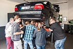 Jahrestreffen 2016: Grillen und Diagnose bei Ray in Hohenbrunn. Ray schaut sich den BMW 750i (E38) von Roland ('roland1') auf der Hebebühne an.