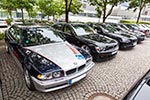 Parken am BMW Gelände in Dingolfing. Vorne der BMW 750iL (E38) von Erich ('Erich M.') mit großen 7-forum.com Aufdruck auf der Motorhaube.