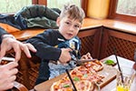 Rhein-Ruhr-Stammtisch im Januar 2017, Dominik hatte sich einen halben Meter Pizza bestellt