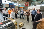 Museums-Geschäftsführerin Hildegard Knoop erklärt den ältesten Lastwagen der Welt, den LKW SAG