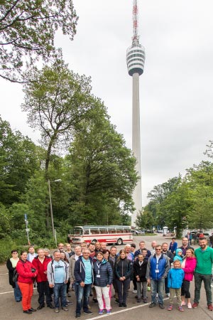 Die Jahrestreffenteilnehmer am Pfingst-Montag mit ihrem Oldtimerbus am Fernsehturm in Stuttgart.