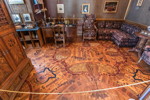 Besichtigung im Schloss Schillingsfrst: kleines Büro mit aufwändigem Holzboden mit Intarsien.
