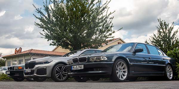 Rhein-Ruhr-Stammtisch im August 2021: Stammtischparkplatz mit dem 'BMW 740iL (E38) von Jens ('sandmaennchen'), BMW 730Ld (G12 LCI) von Christian ('Christian') und dem BMW 728i (E38) von Gregor ('leopold456')