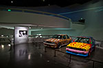 BMW M3 Art Car von Ken Done neben dem Art Car von Michael Jagamara Nelson im BMW Museum in München