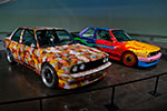 BMW M3 Art Car von Michael Jagamara Nelson neben dem Art Car von Ken Done im BMW Museum in München