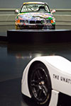 BMW 3er Art Car von Sandra Chia hinter dem Art Car von Jenny Holzer im BMW Museum