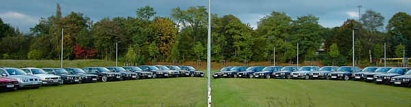 Panoramabild aller teilnehmenden BMW 7er beim Treffen in Ratingen