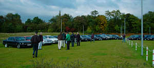 Panoramabild von teilnehmenden BMW 7er beim Treffen in Ratingen