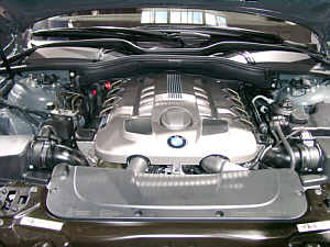 Motorraum des BMW 740d (E65)