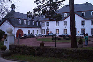 Schloss Auel mit BMW 7er-Parade