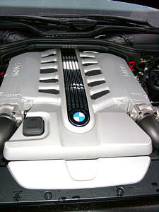 BMW 760i Motorraum