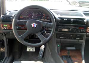 Cockpit des BMW Alpina B12 5.0 (E32)