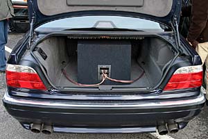 Der Bass-Lautsprecher im Kofferraum von Andr�s B12