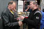 Heinz-Peter Schmitz bekommt von Marc seinen Pokal bergeben