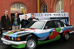 Christian, Mick, Markus und Alexander hinter Alexanders Art-Car vor dem Kulturbahnhof in Kassel