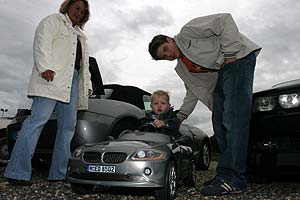 Philipp, der Sohn von Vera und Alexander Highliner mit seinem Mini-BMW Z4