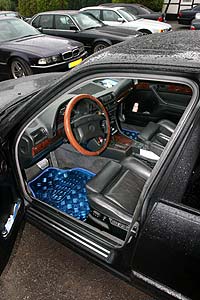 BMW 750i (E32) mit Alu-Fumatten und Blaulicht im und unter dem Wagen