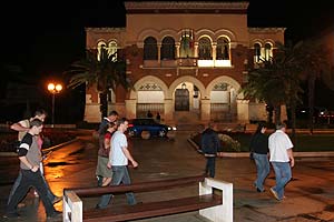 Auf dem nchtlichen Weg zur Casino-Bar kamen die Teilnehmer auch am nchtlich beleuchteten Rathaus von Porec vorbei.