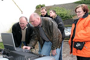 Wie fast bei jedem Stammtisch wurden die  Fehlerspeicher teilnehmender 7er per Notebook ausgelesen: Peter (Turbopeter) und Ralf (boehser-onkel)