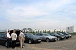 teilnehmende Fahrzeuge auf dem Parkplatz hinter der Michael Schumacher Kartbahn in Kerpen