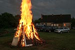 Lagerfeuer mit ganzen Türen vor den parkenden Autos der am Freitag angereisten Forumler