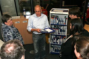 Jürgen Lieder zeigt im „Trichter-Raum” den Programmwagen mit dem das TV-Programm des Tages gespeichert auf Betamax-Kassetten