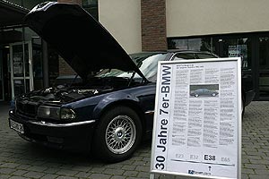 Neben den vier vor dem Forum platzierten 7er-BMWs gab es Info-Plakate zu jeder 7er-Modellreihe