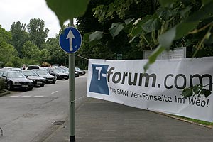 Forumsbanner an der Einfahrt zum Parkplatz am Forum Wegberg