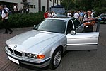 Heinz-Dieter ("Knuddel") mit seinem prmierten BMW 735i (E38)