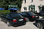 7er-Parkplatz vor dem Landgasthaus Brandenburg. Vorne der BMW 740i (E38) von Thomas ("CoMBaT")