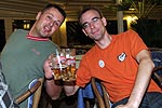 Michal (bmwe23) und Christian (Christian) stoen mit kroatischem Bier auf die Sternfahrt an