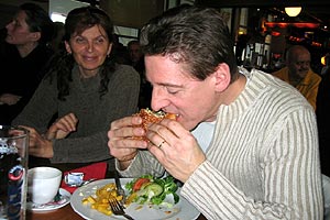Jrg (GSX-Heizer) geniet einen Riesen-Burger in der American Sports-Bar im Michael Schumacher Kart-Center in Kerpen