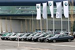 teilnehmende 7er-BMWs auf dem Parkplatz am BMW Werk Leipzig