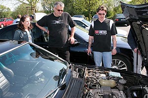 Anja, Paul (Pavlos) und Jrg (GSX-Heizer) an Pauls BMW 635 CSi